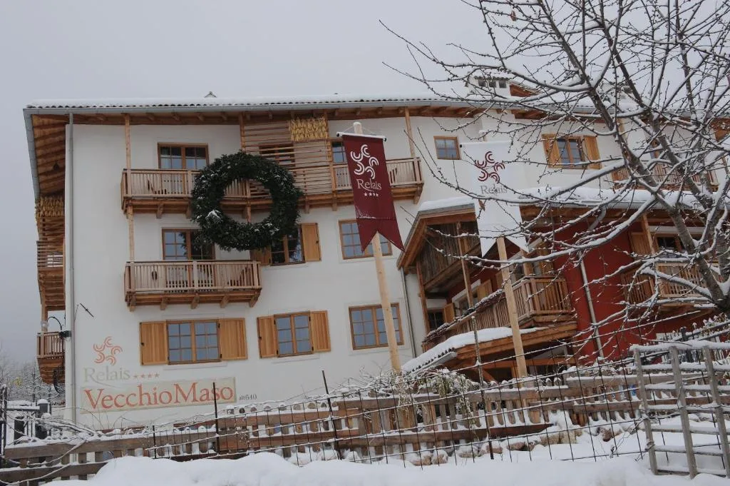 Facciata dell'hotel innevata in inverno con bandiere Relais