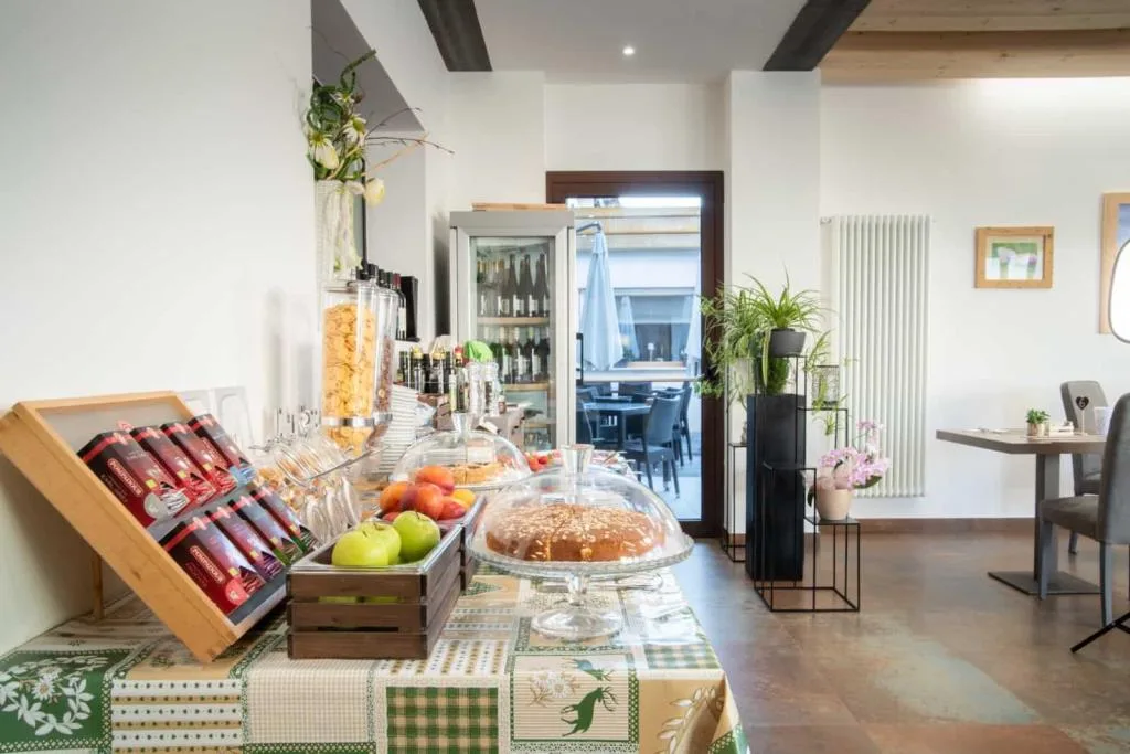 Angolo buffet colazione con cereali, torta, frutta e prodotti da forno