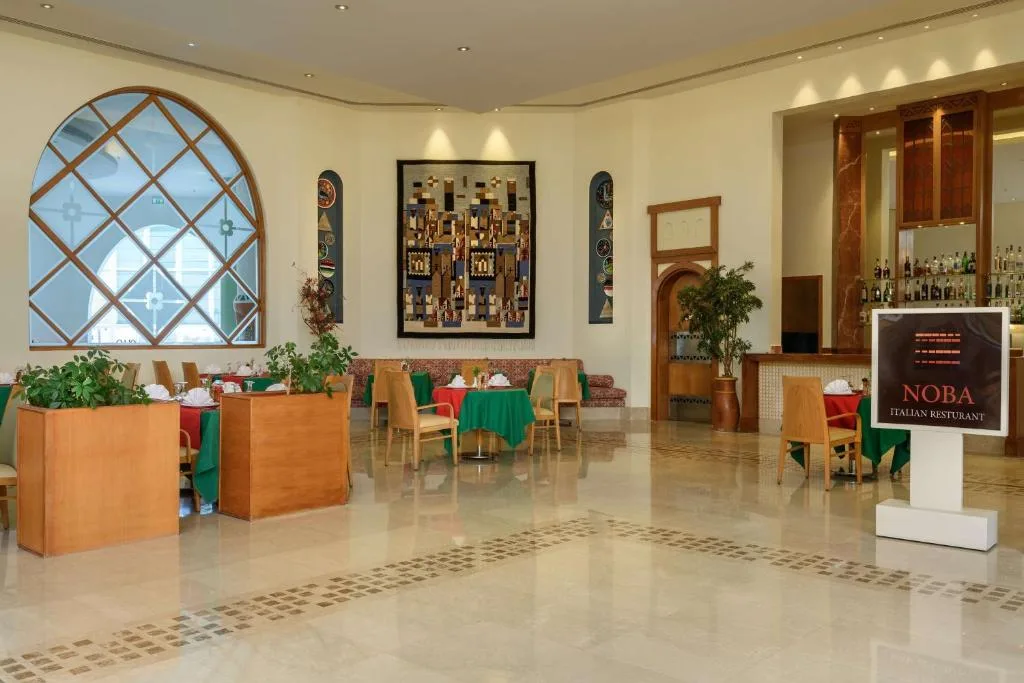 Sala del ristorante italiano Noba con tavoli apparecchiati, pavimento in marmo e decorazioni artistiche